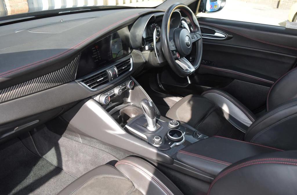 Alfa Romeo Giulia Quadrifoglio - interior