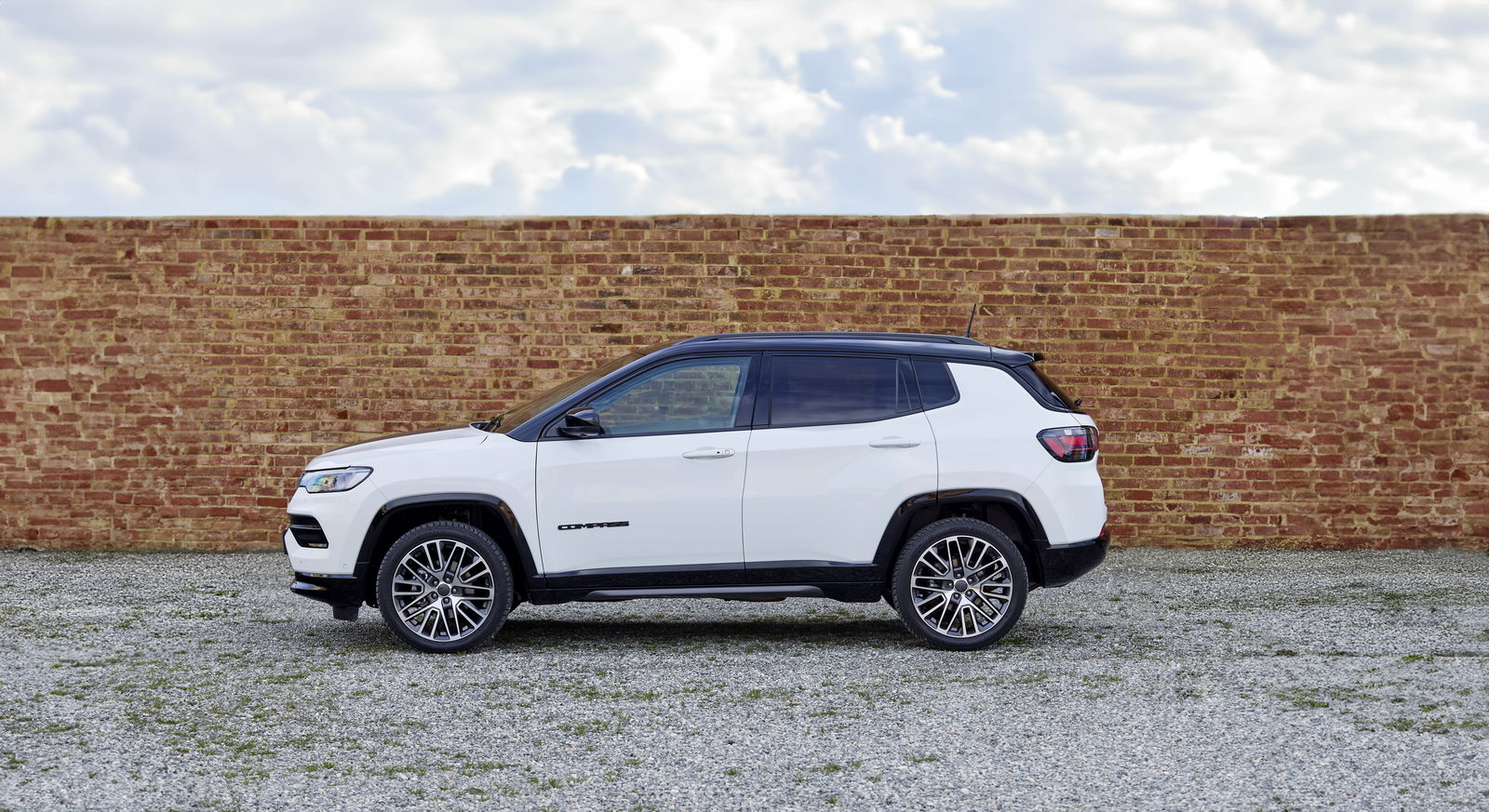 Jeep Compass e-Hybrid - side