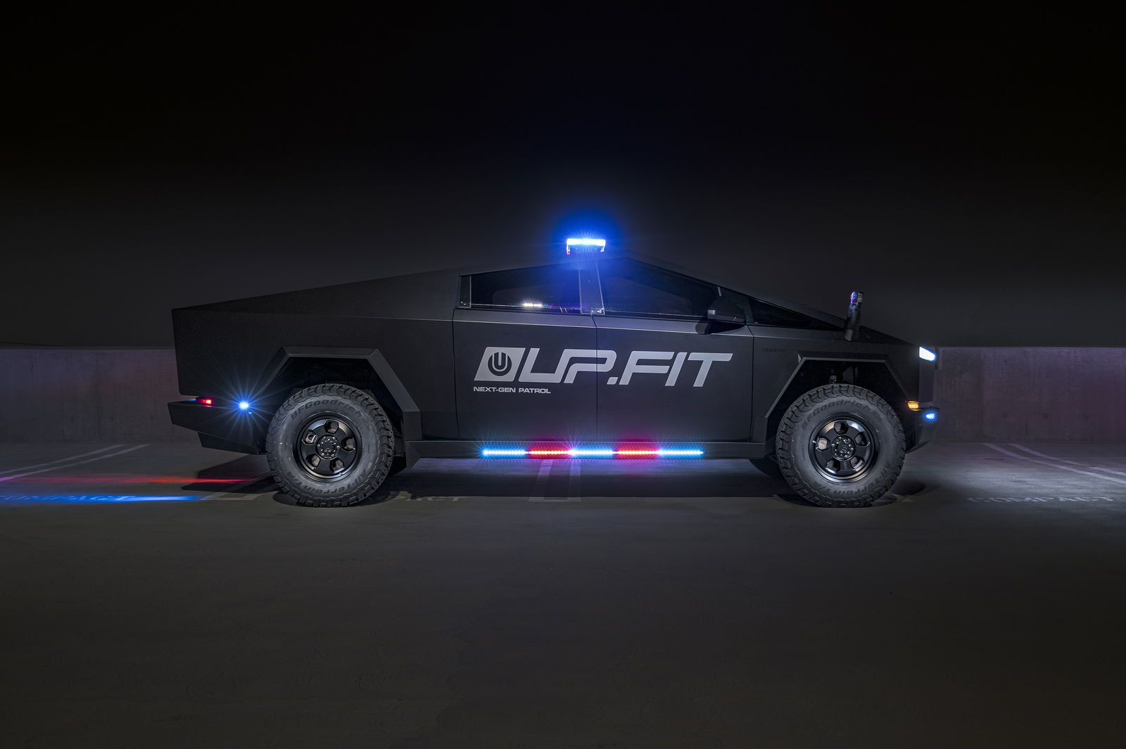 Tesla Cybertruck police car - rear