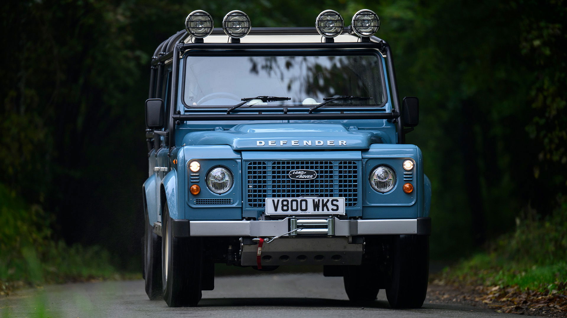 _01_JLR_Classic_Defender_Drive