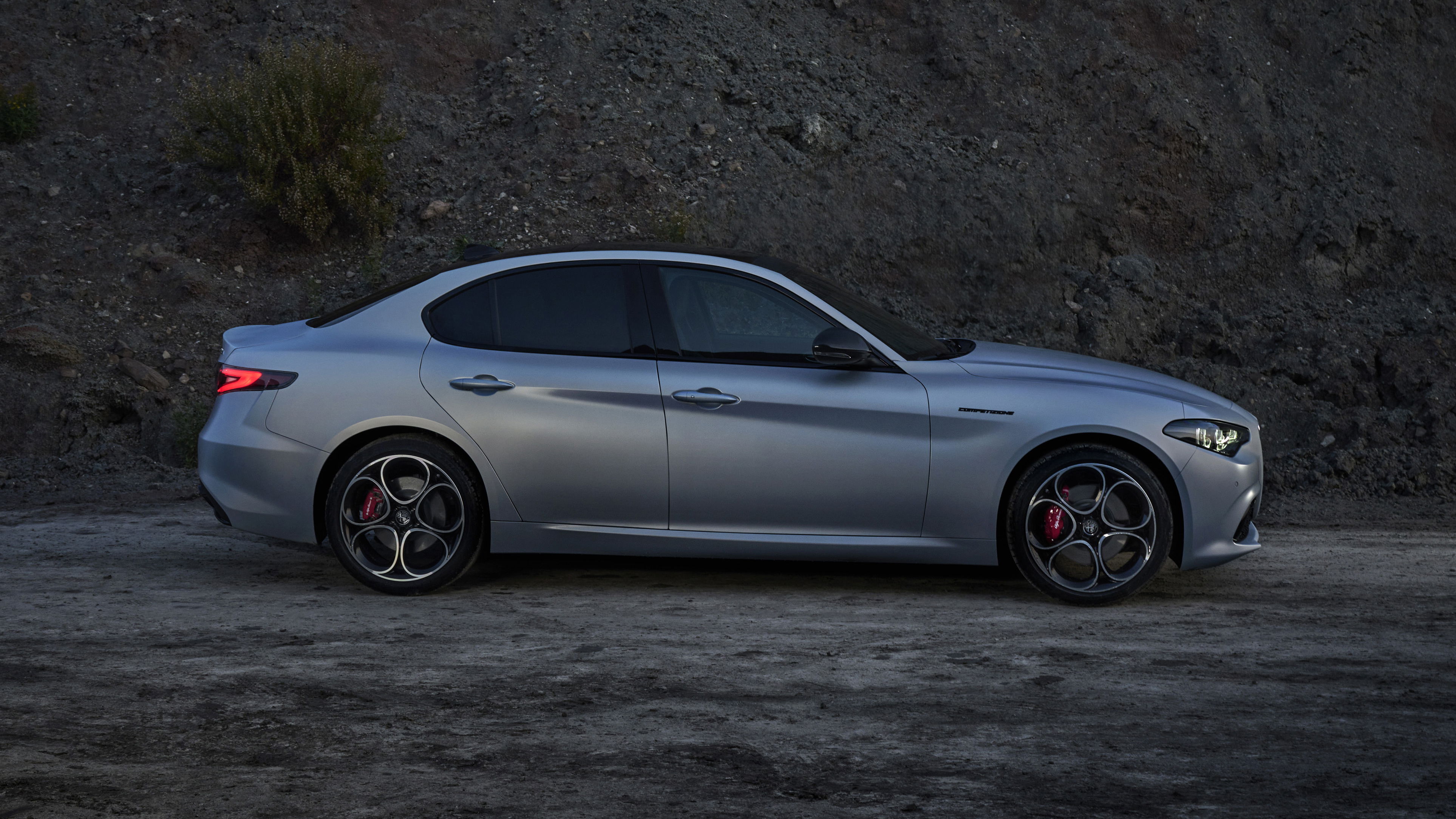 Alfa Romeo Giulia - side