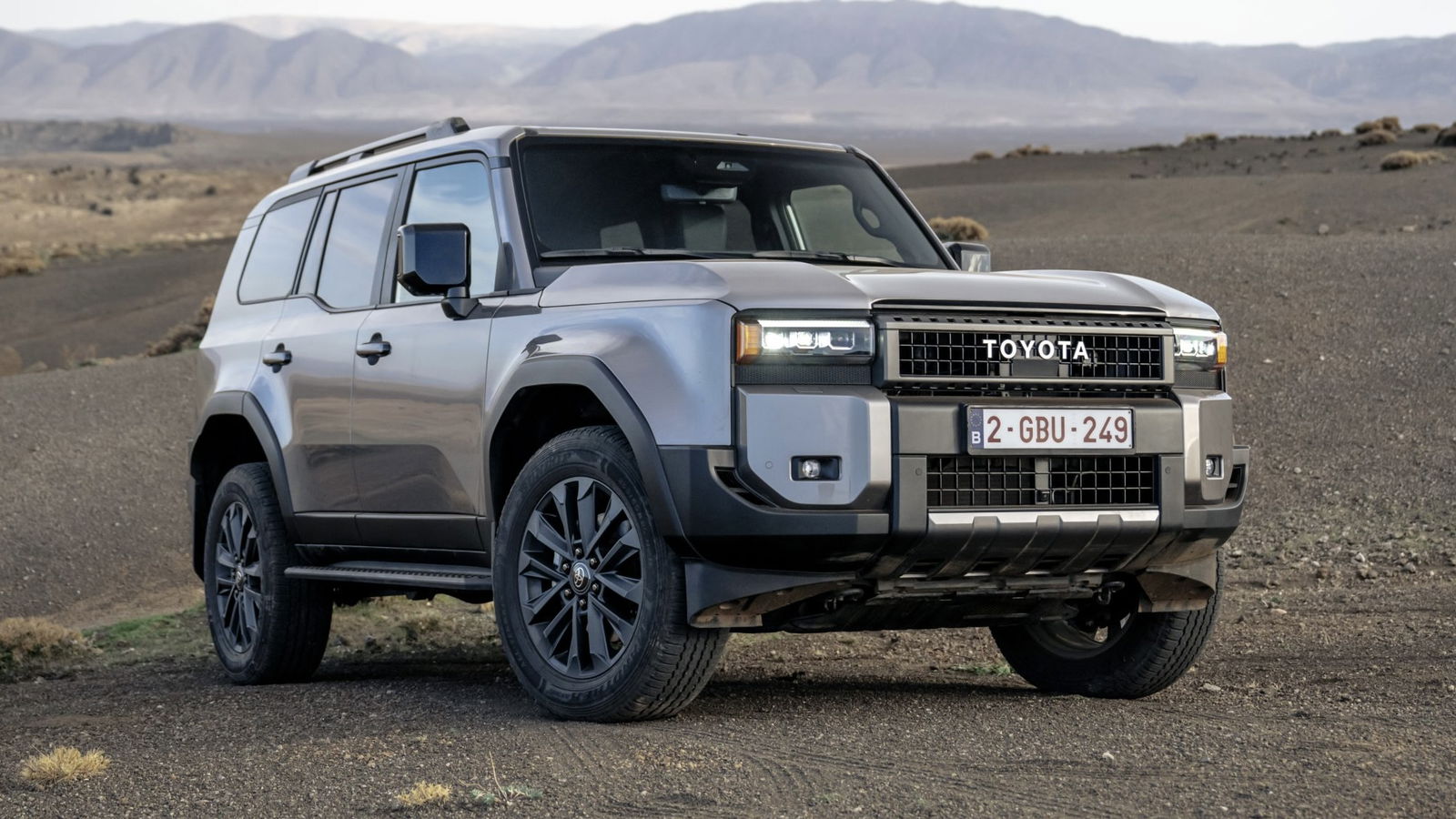 Toyota Land Cruiser Hybrid - front