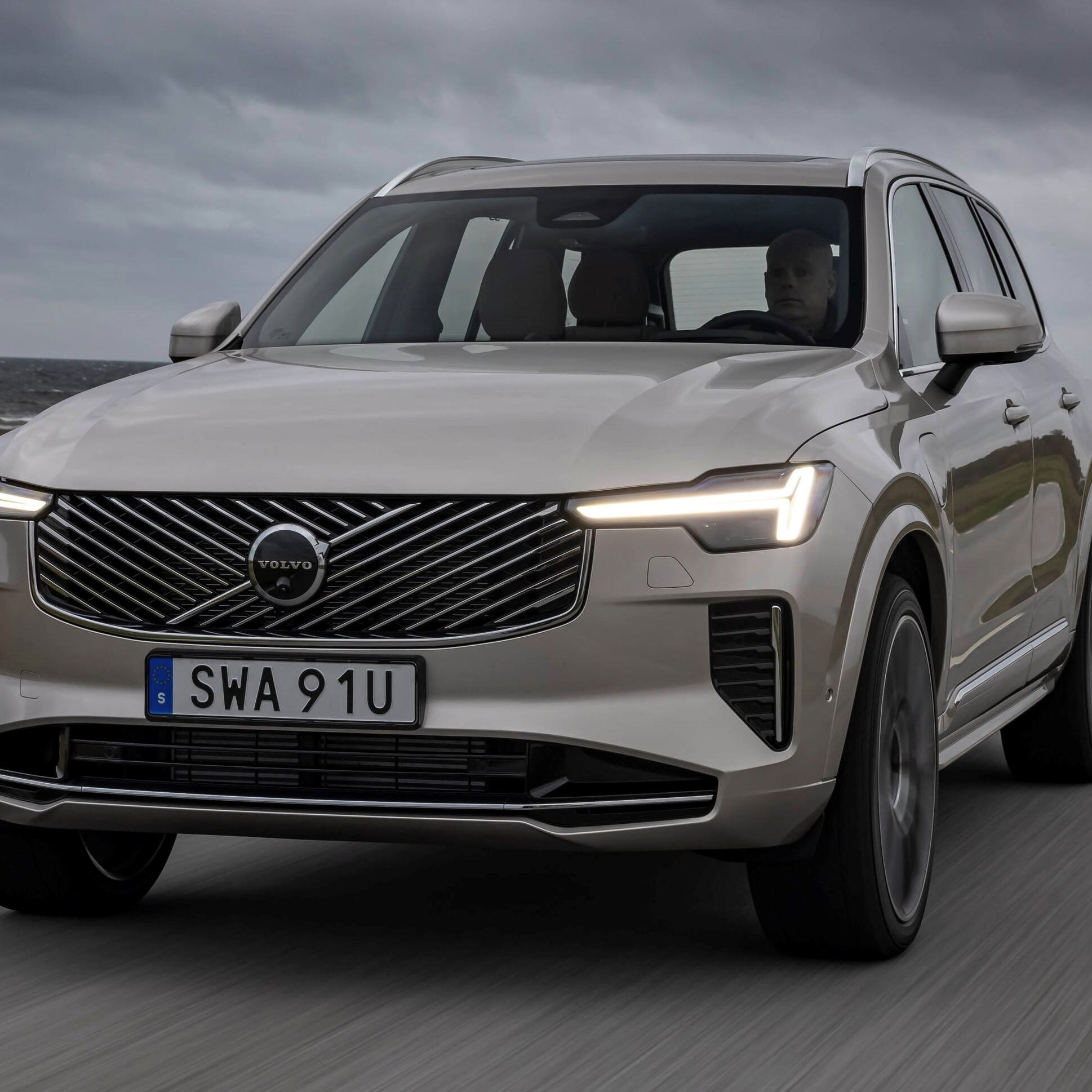 Volvo XC90 - front, driving