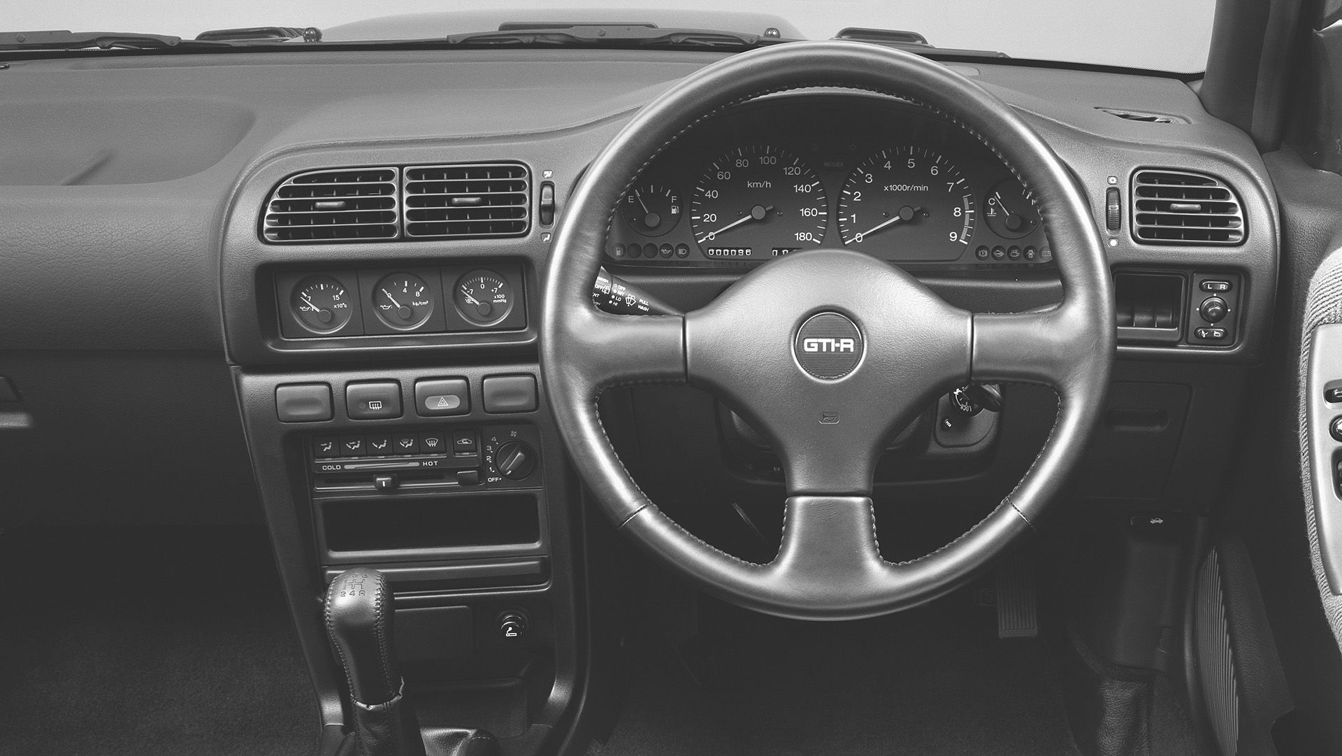 Nissan Pulsar GTI-R, interior