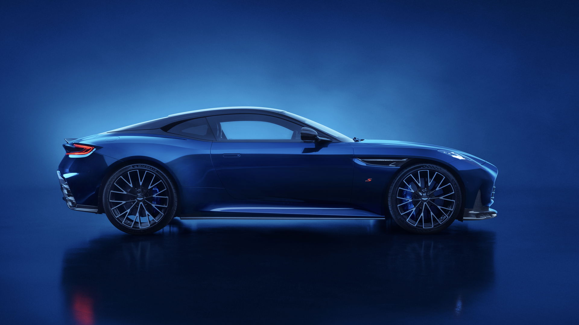 Aston Martin DB12 S - side