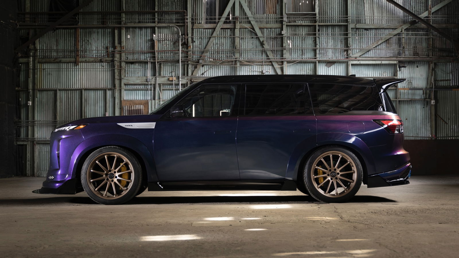 Infiniti QX80 R-Spec - side