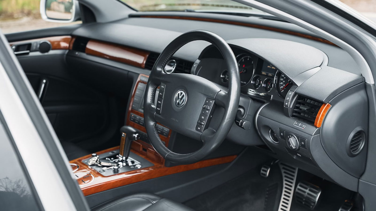 W12 Volkswagen Phaeton, interior