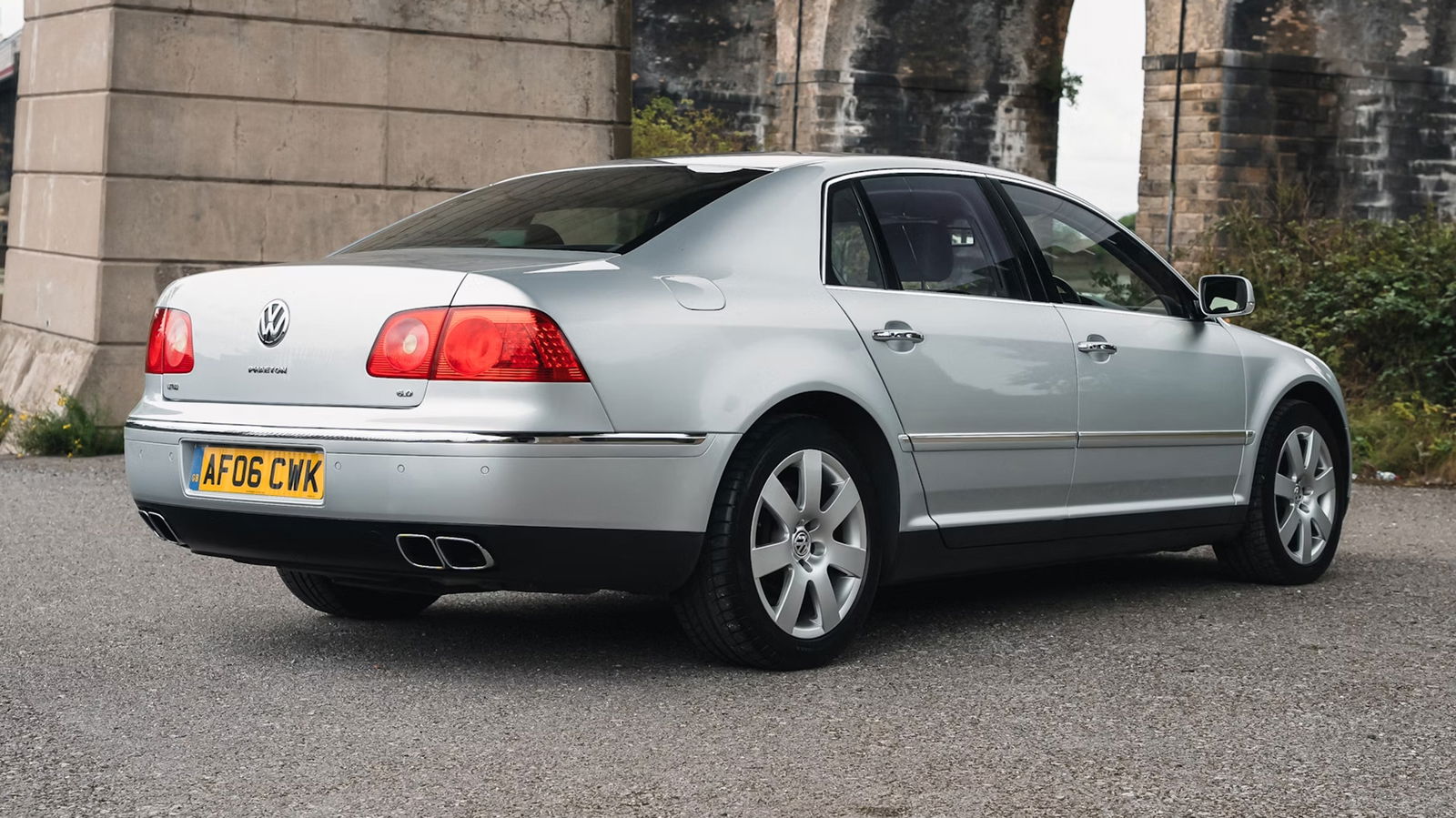 W12 Volkswagen Phaeton, rear