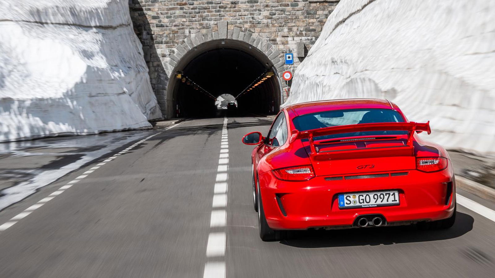 Porsche Patents ‘Tunnel Mode’, Eardrums Rejoice