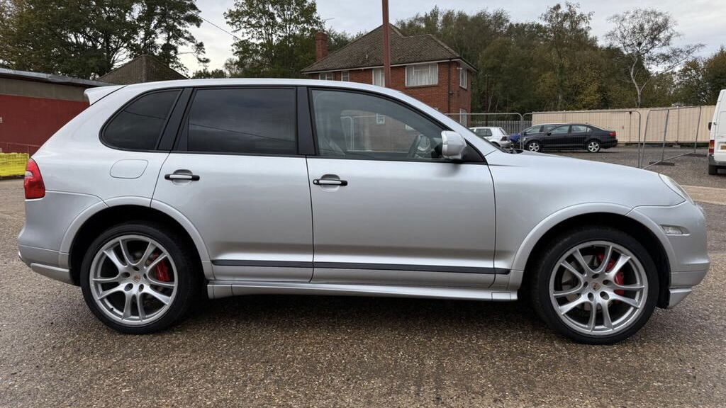 Porsche Cayenne GTS - side