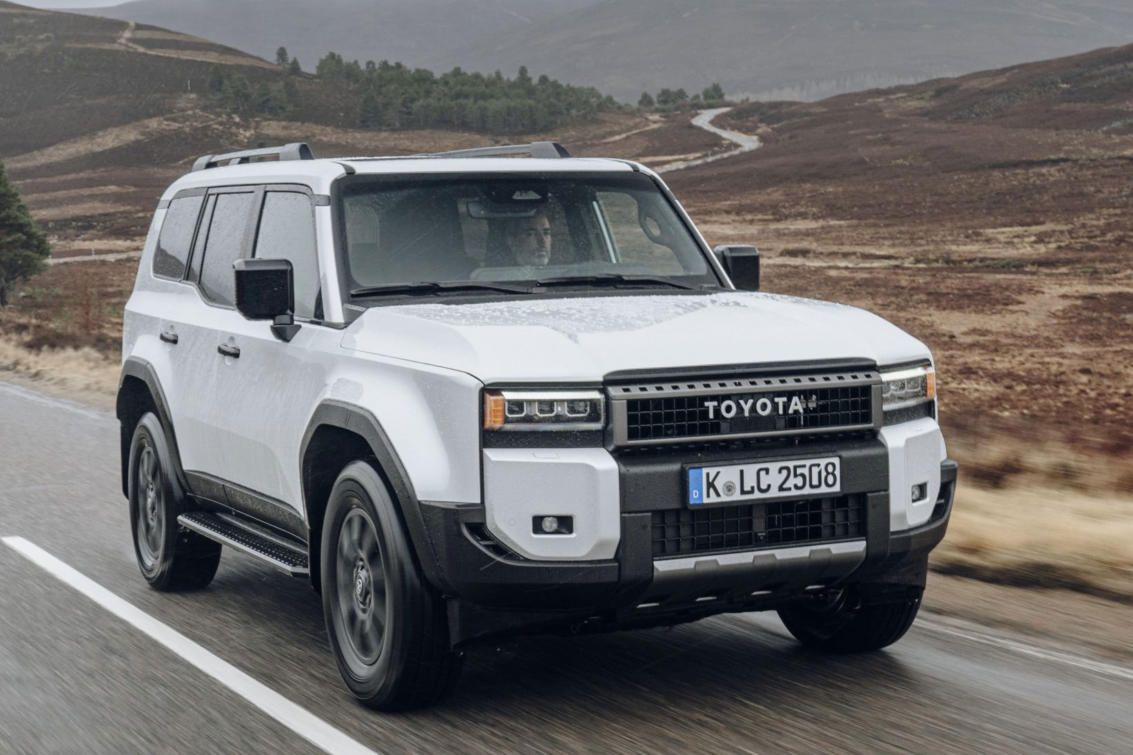 Toyota Land Cruiser - front