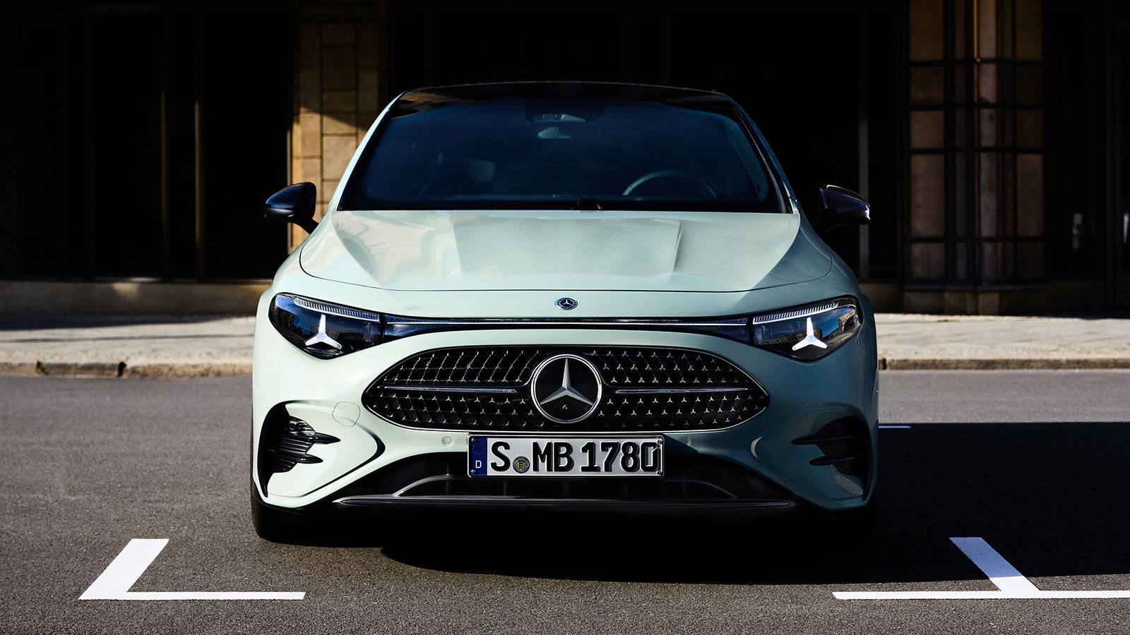 Mercedes CLA Hybrid, front