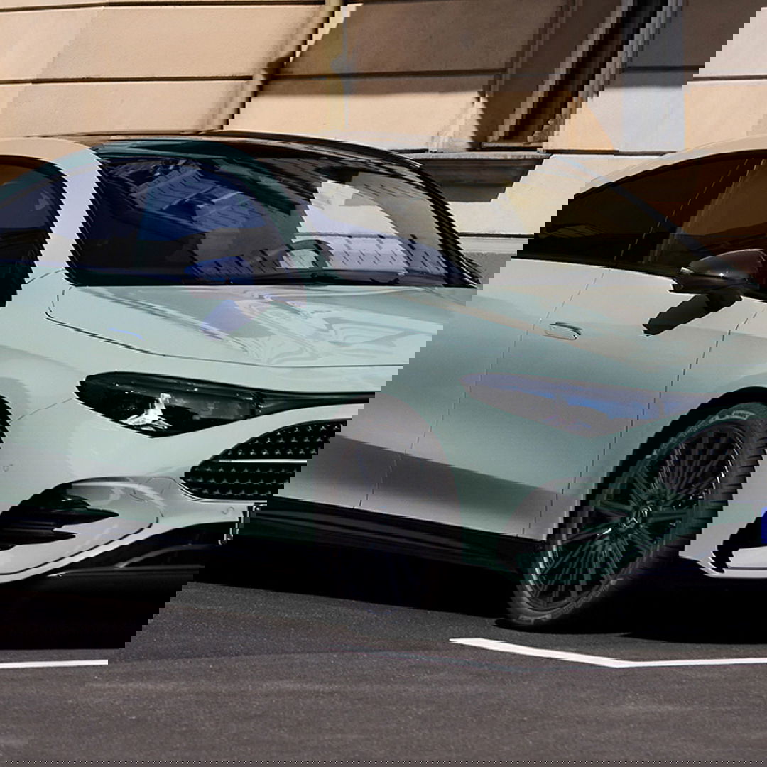 Mercedes CLA Hybrid, front