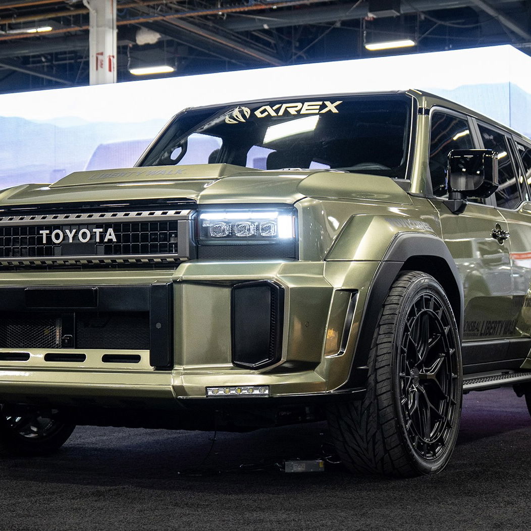 Liberty Walk Toyota Land Cruiser - front