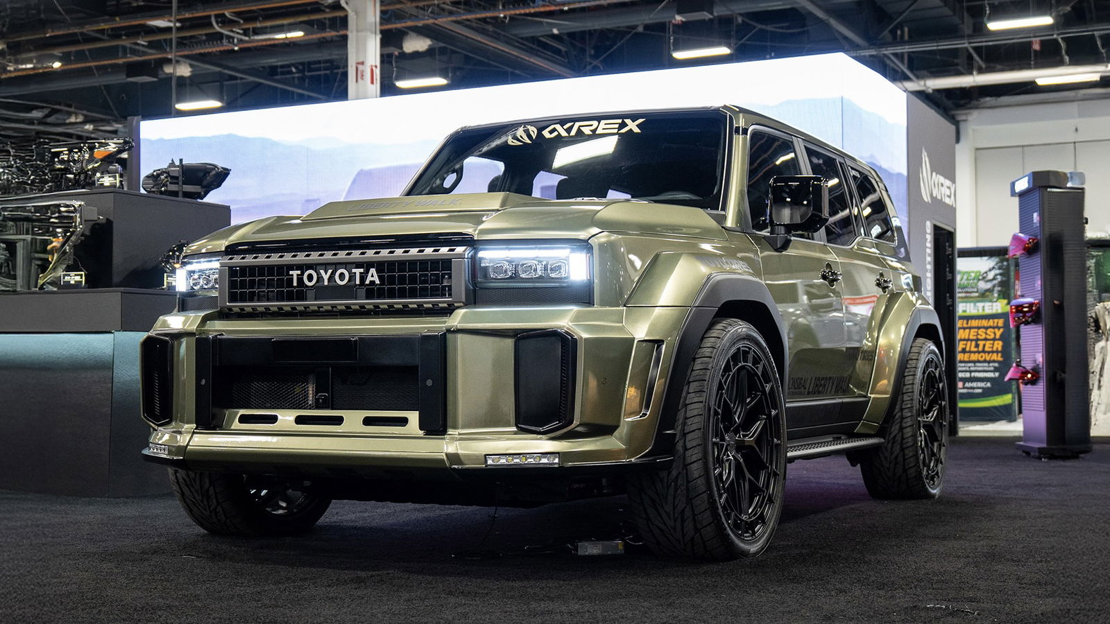 Liberty Walk Toyota Land Cruiser - front