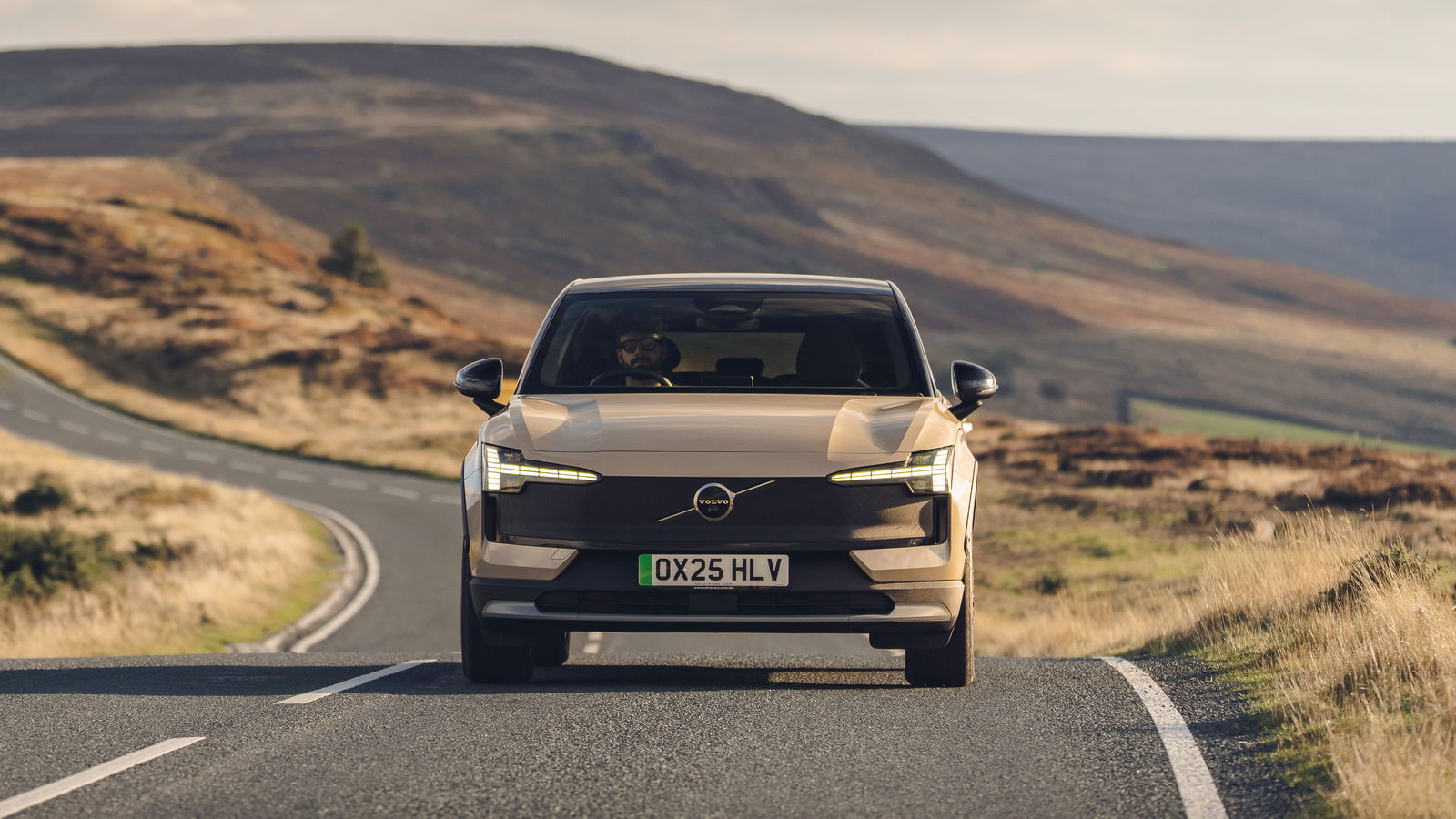 Volvo EX30 Cross Country - front, driving