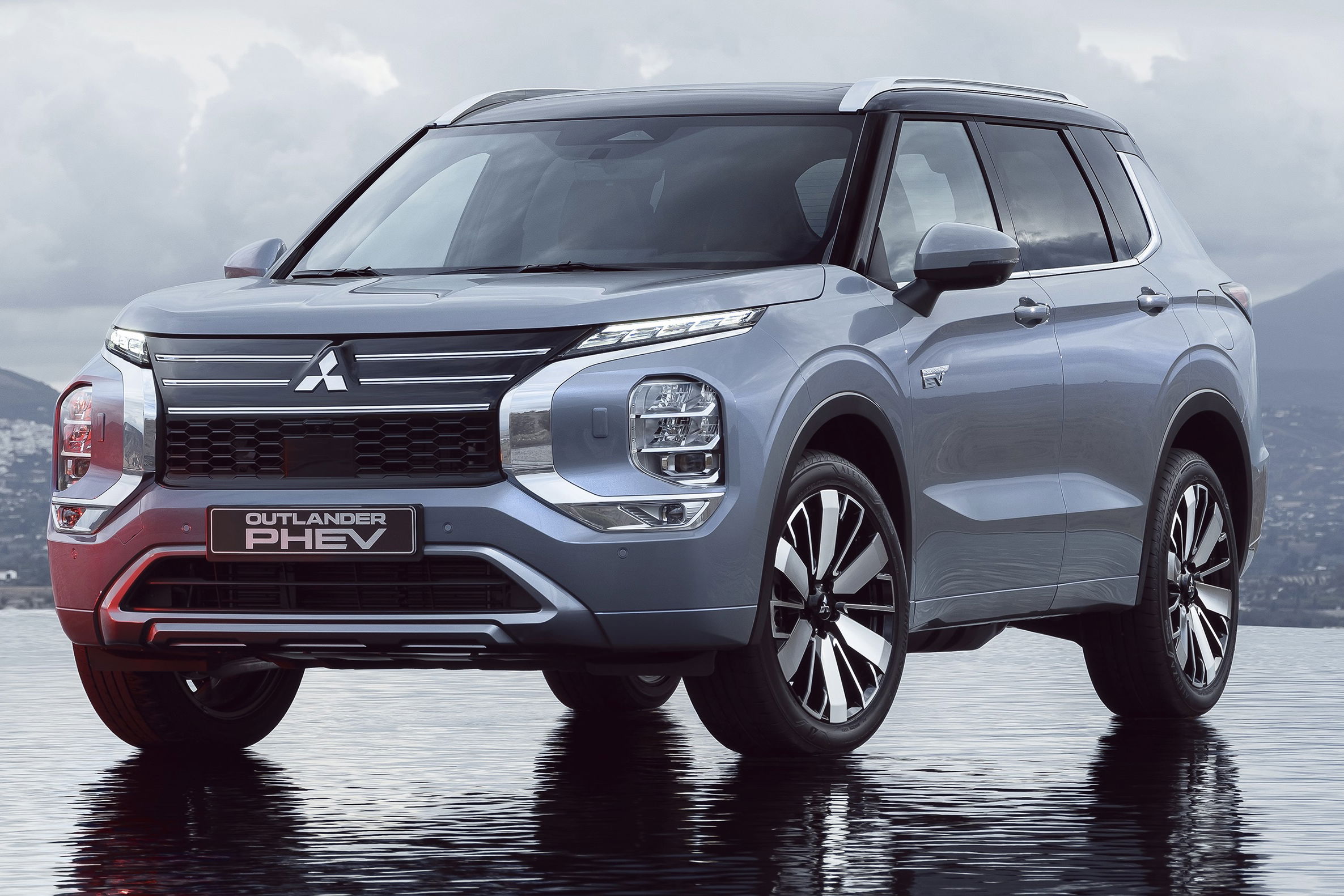 Mitsubishi Outlander PHEV - front