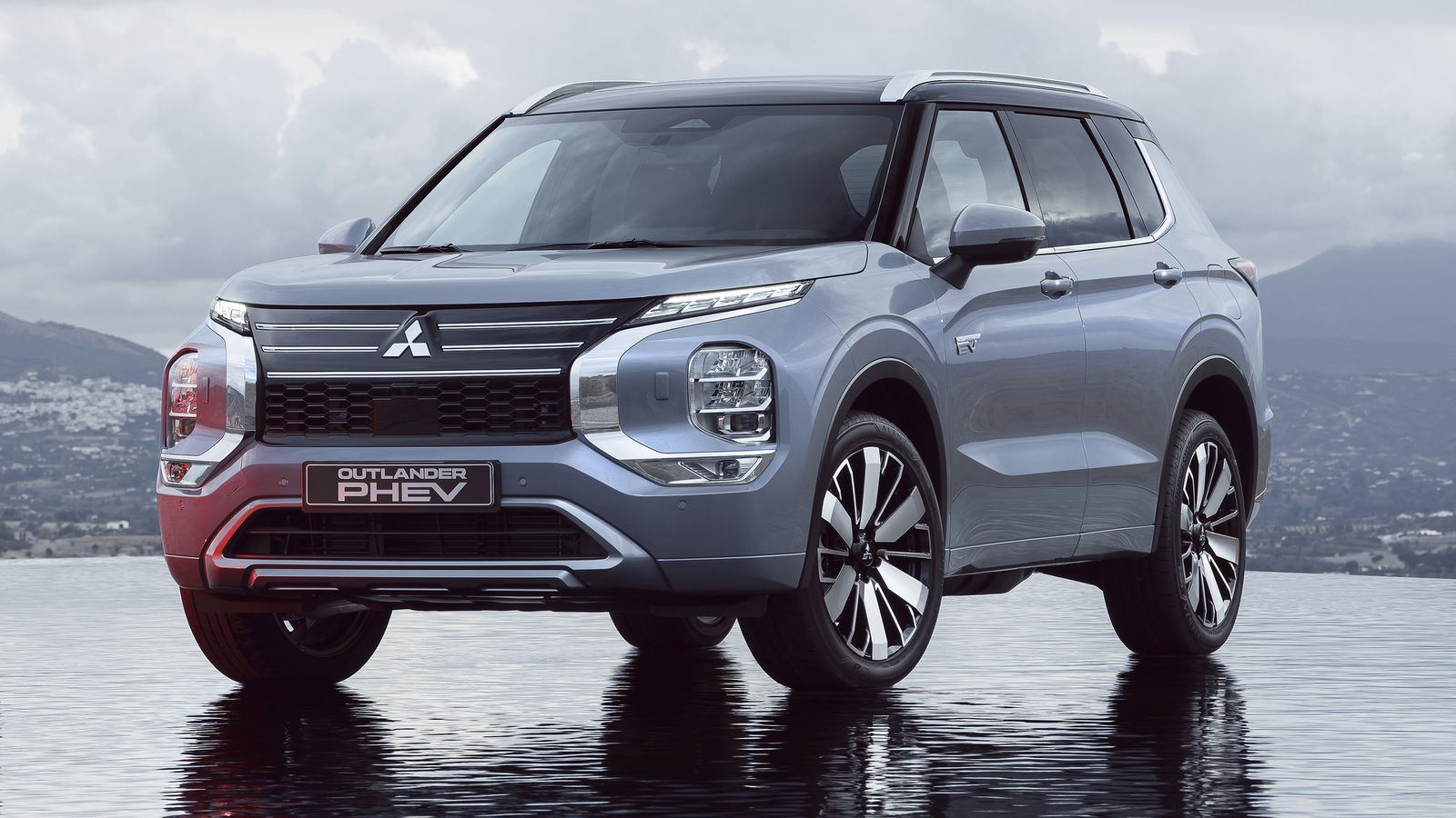 Mitsubishi Outlander PHEV - front