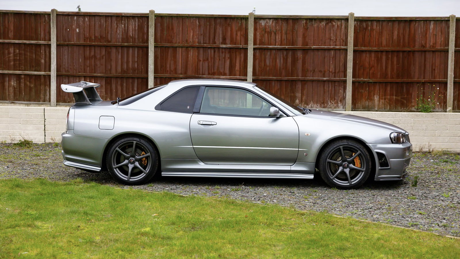 Nissan Skyline GT-R V-Spec II - side