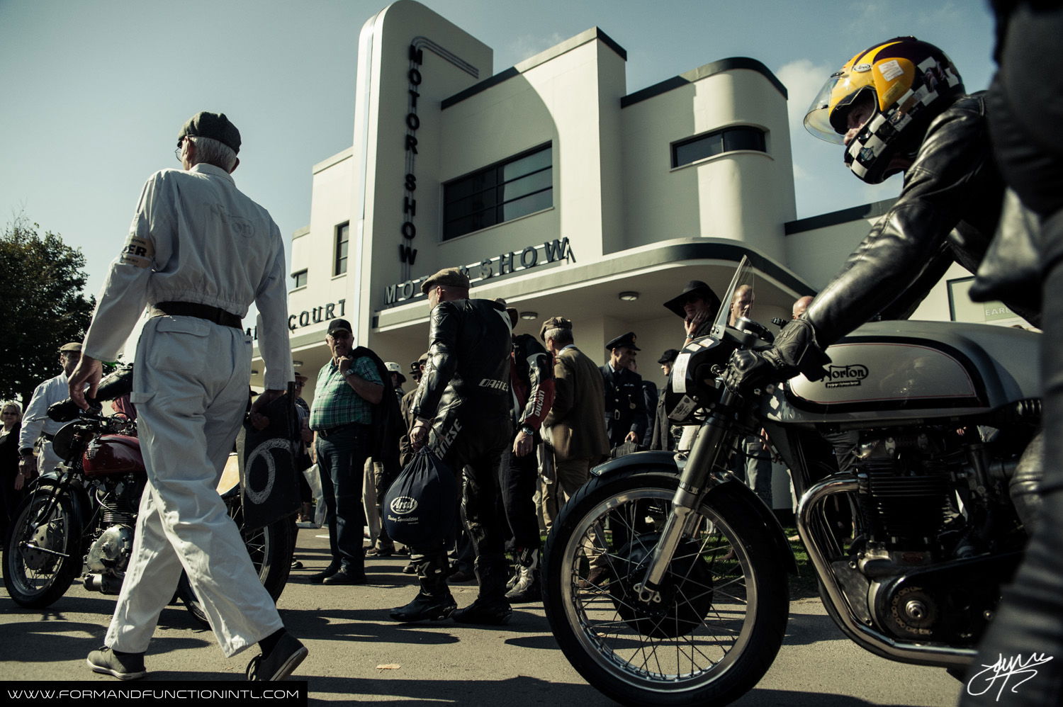 25 Stunning Pictures That Perfectly Capture The Goodwood Revival Spirit 