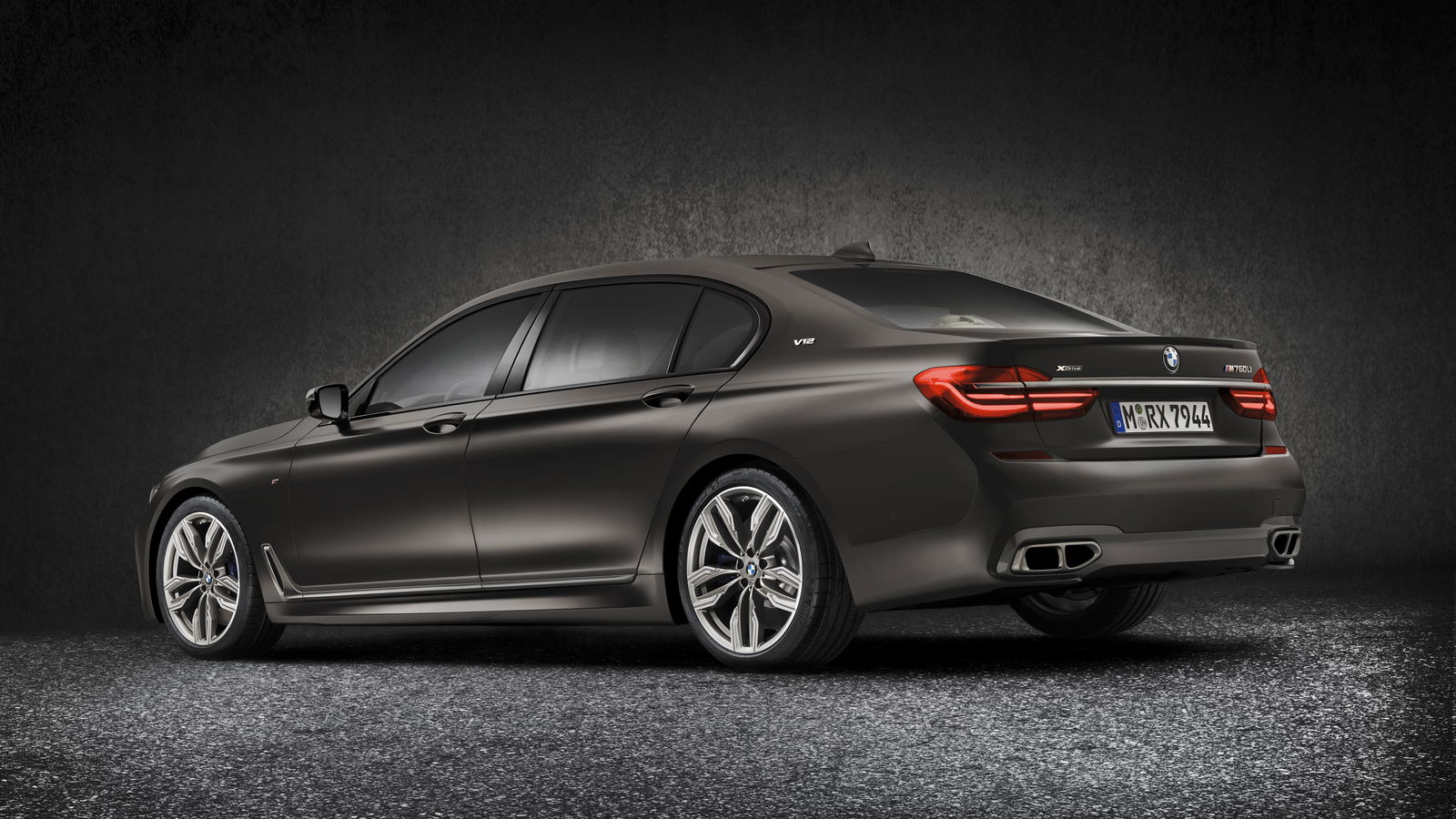 The BMW M760Li xDrive Is A 592bhp V12 Autobahn Weapon