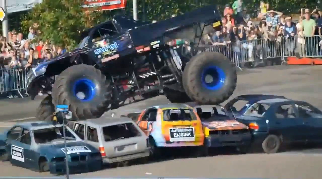 Update: This Cocky Jaguar XFR-S Driver Wipes Out Badly In Front Of A Power-Hungry Crowd