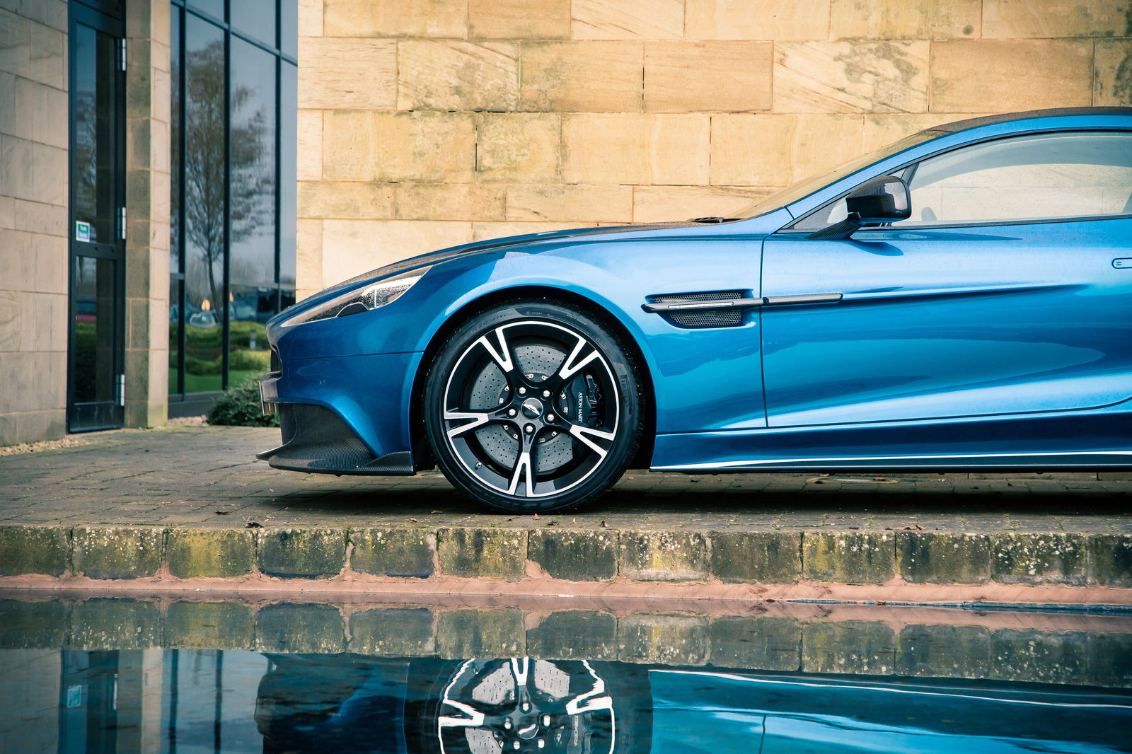 Aston Martin Vanquish S Review: The Old-School V12 Hero That's Better Than Ever