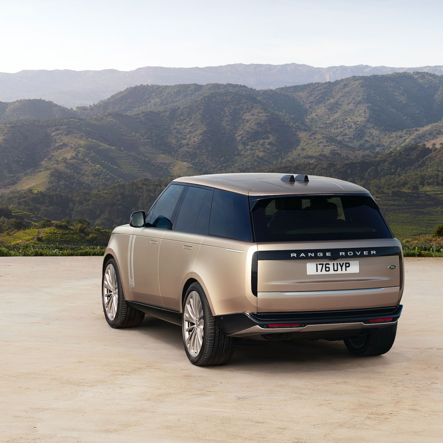 This Crazed Driver Smashed Into A Central Reservation But Drove On Regardless