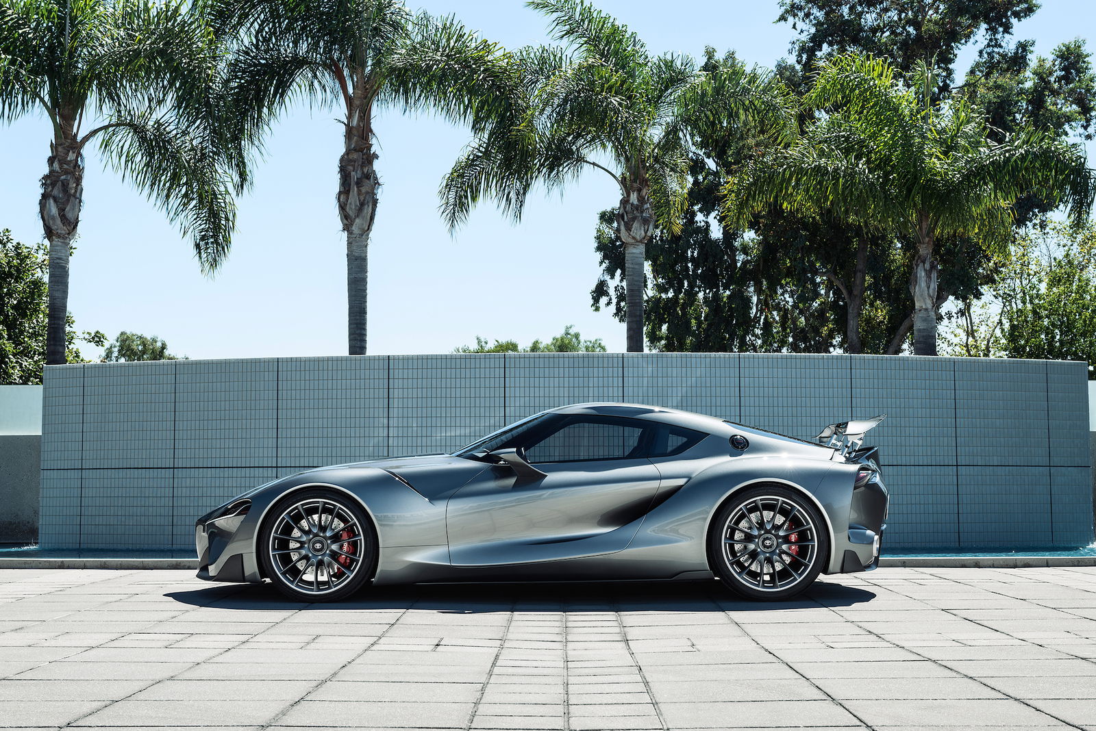 900bhp Ferrari 488 GTB Takes On A Lamborghini Huracan