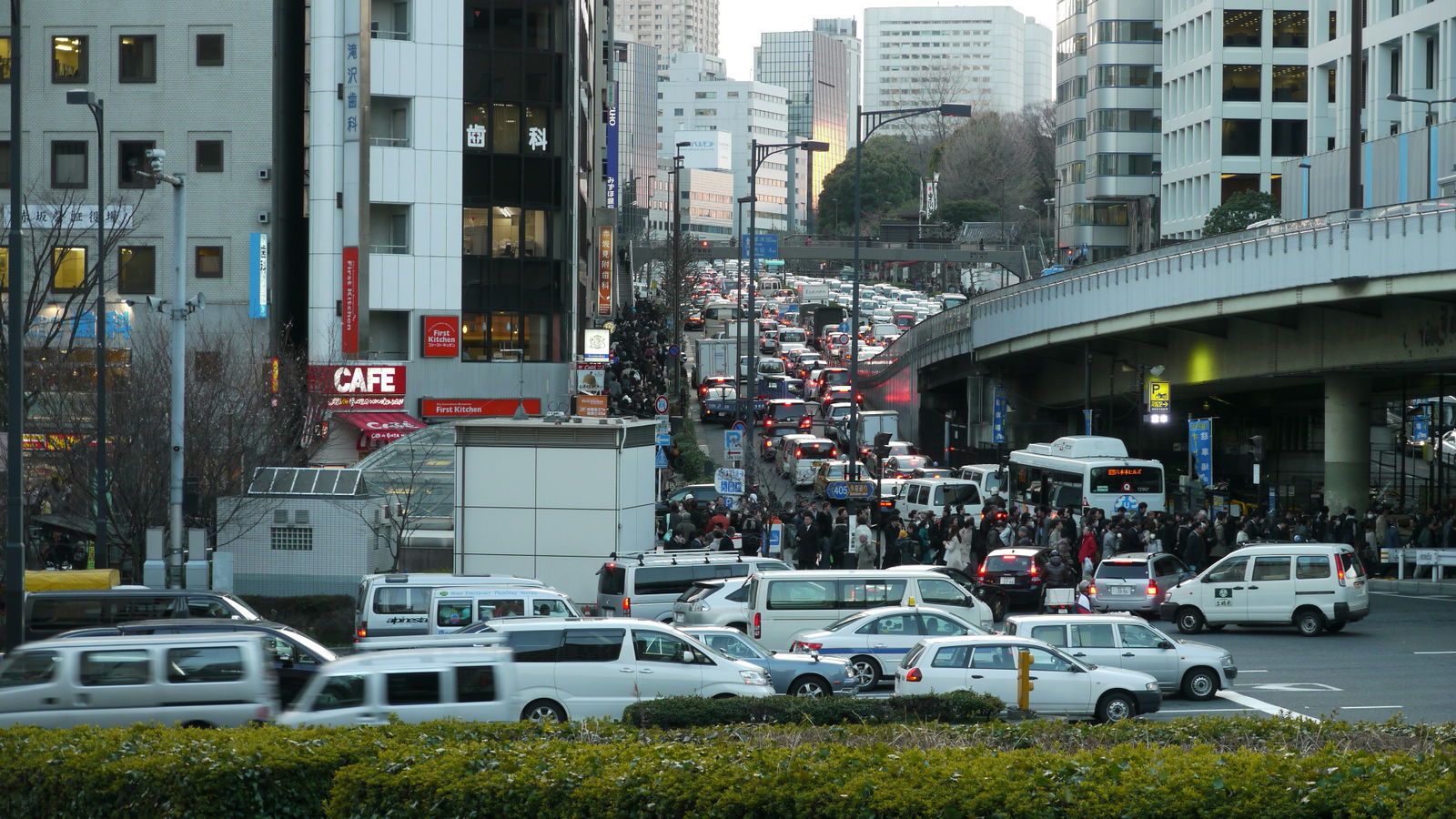 Source: https://www.flickr.com/photos/hikosaemon/5517022311/ (Tokyo)