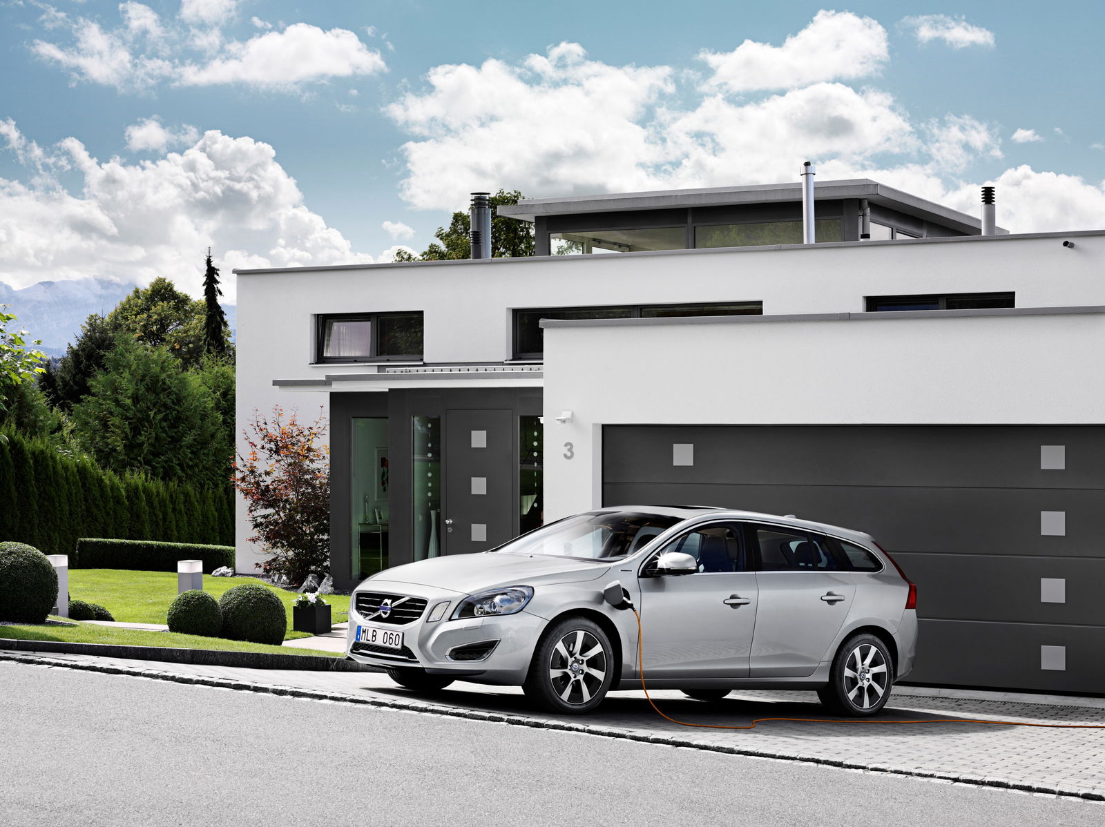 Electricity Grid Boss Says Peak-Time EV Charging Should Cost More
