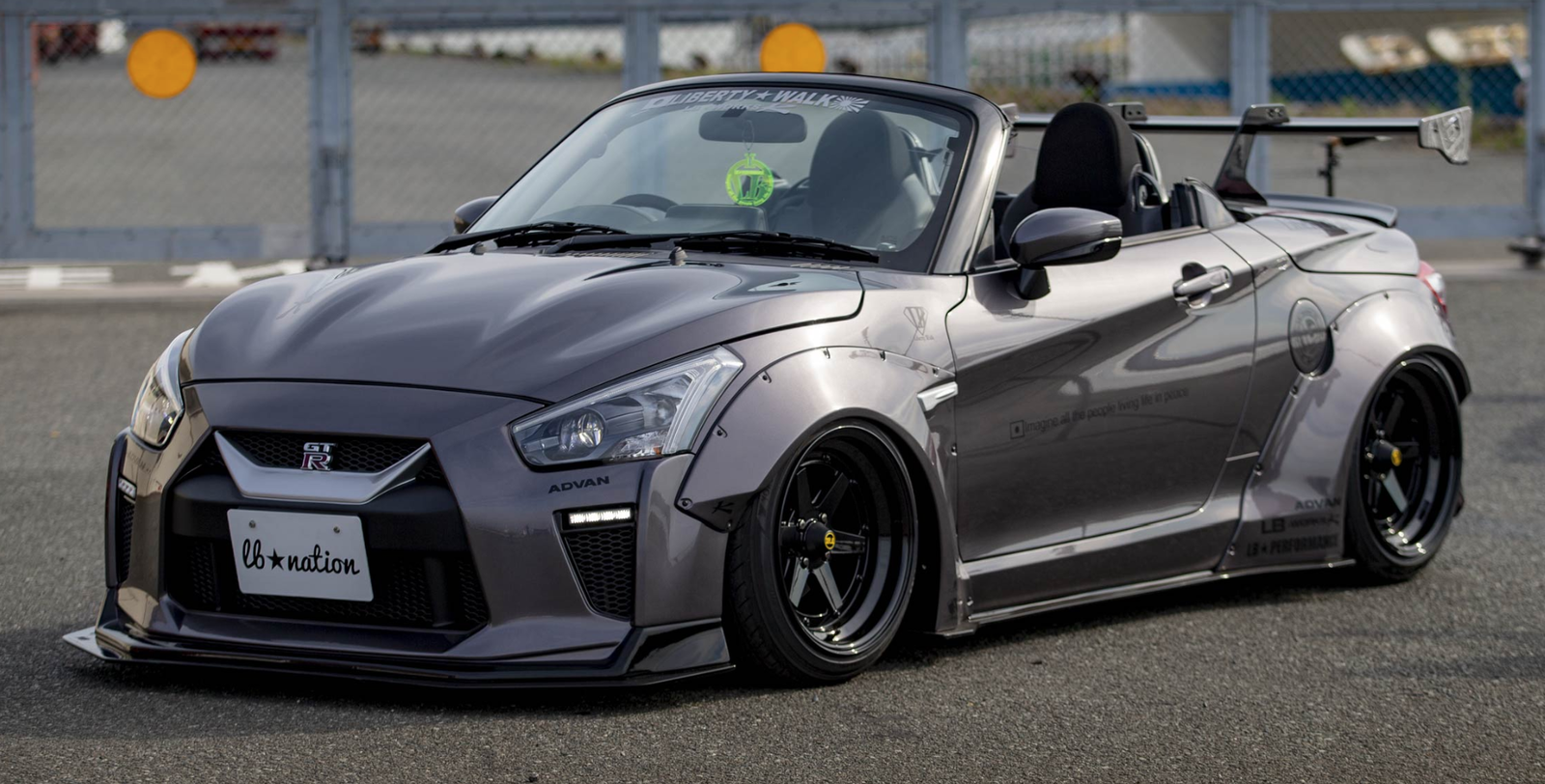 This Mad 800whp Porsche 911 GT2 Has Inboard Suspension