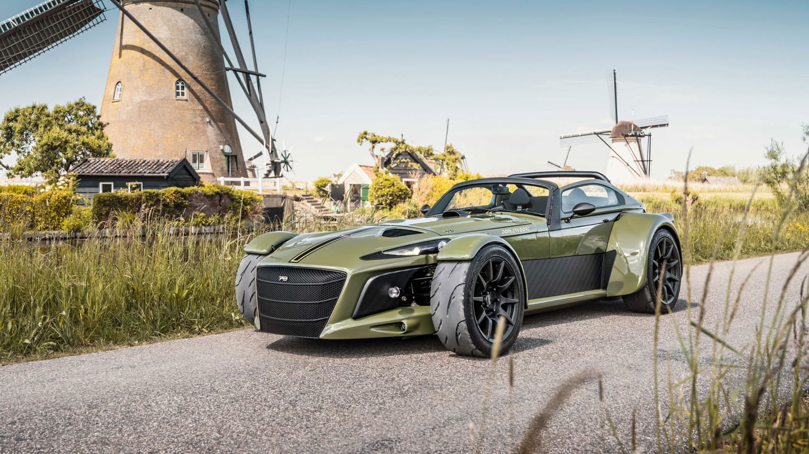 Top Gear's Paddy McGuinness Crashes A Lamborghini Diablo Into A Field